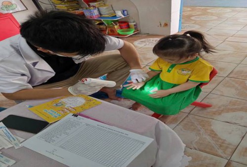 TRƯỜNG MG VÀNG ANH PHỐI HỢP VỚI TRUNG TÂM Y TẾ KHU VỰC NÚI THÀNH KHÁM SỨC KHOẺ LẦN 2 CHO TRẺ