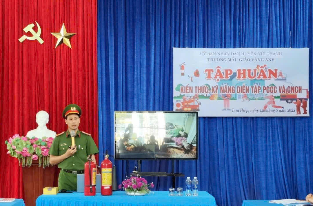 TRƯỜNG MẪU GIÁO VÀNG ANH PHỐI HỢP CÔNG AN TỈNH QUẢNG NAM TỔ CHỨC TẬP HUẤN KIẾN THỨC, KỸ NĂNG DIỄN TẬP PCCC VÀ CNCH CHO CBGVNV, PHỤ HUYNH VÀ TRẺ NĂM HỌC 2024-2025