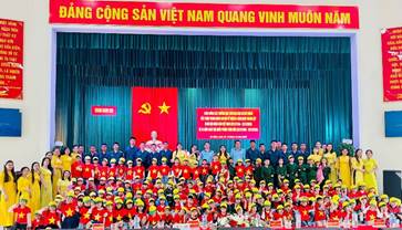 Trường Mẫu Giáo Vàng Anh tham quan Trung đoàn 929 tại xã Núi Thành