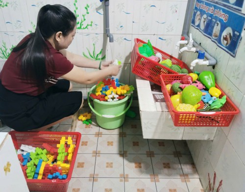 TRƯỜNG MẪU GIÁO VÀNG ANH THỰC HIÊN CÔNG TÁC VỆ SINH ĐỒ DÙNG ĐỒ CHƠI ĐỂ PHÒNG CHỐNG DỊCH BỆNH TAY CHÂN MIỆNG